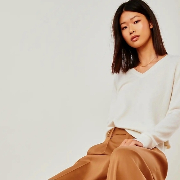 Quince Mongolian Cashmere V-Neck Sweater - Picture 3 of 8